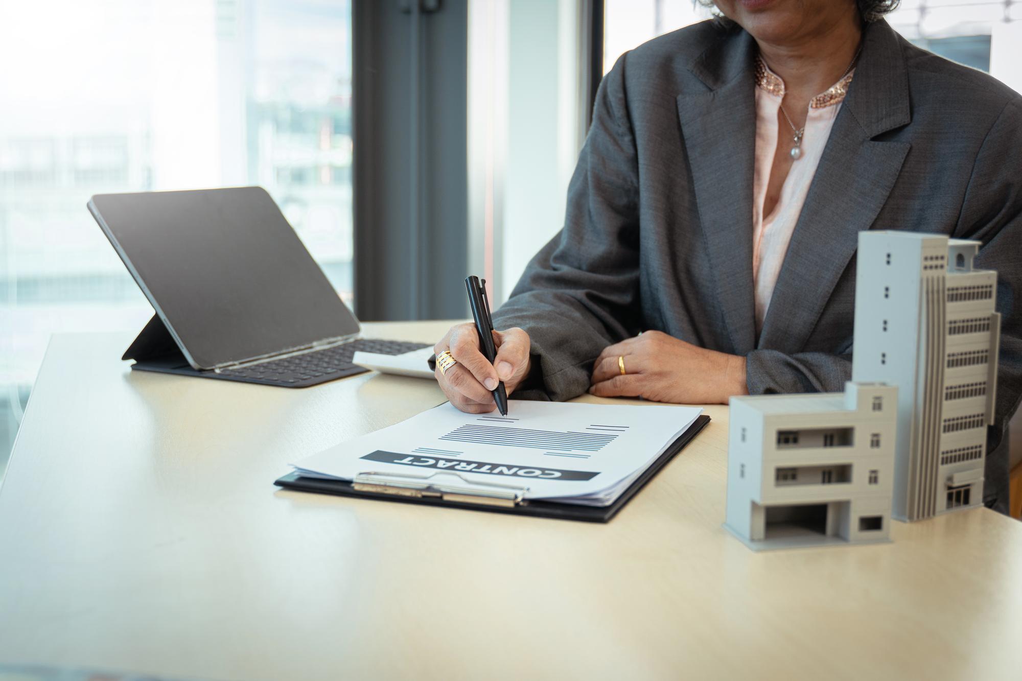 Documentație și contract imobiliar
